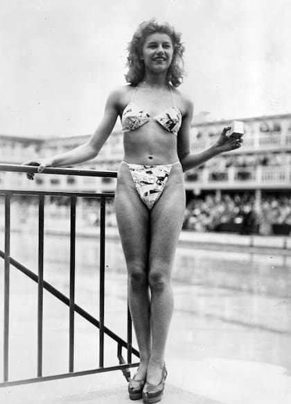 La imagen que dio la vuelta al mundo: Bernardini lució el primer bikini moderno, estampado con recortes de prensa y acompañado por una pequeña caja donde podía guardarse la prenda