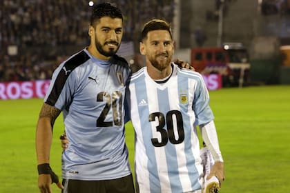 La imagen que dio vuelta al mundo: Suárez y Messi en campaña por el mundial 2030