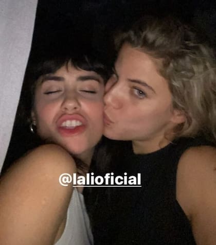 La imagen, que luego fue eliminada, entre Lali Espósito y Justina Bustos