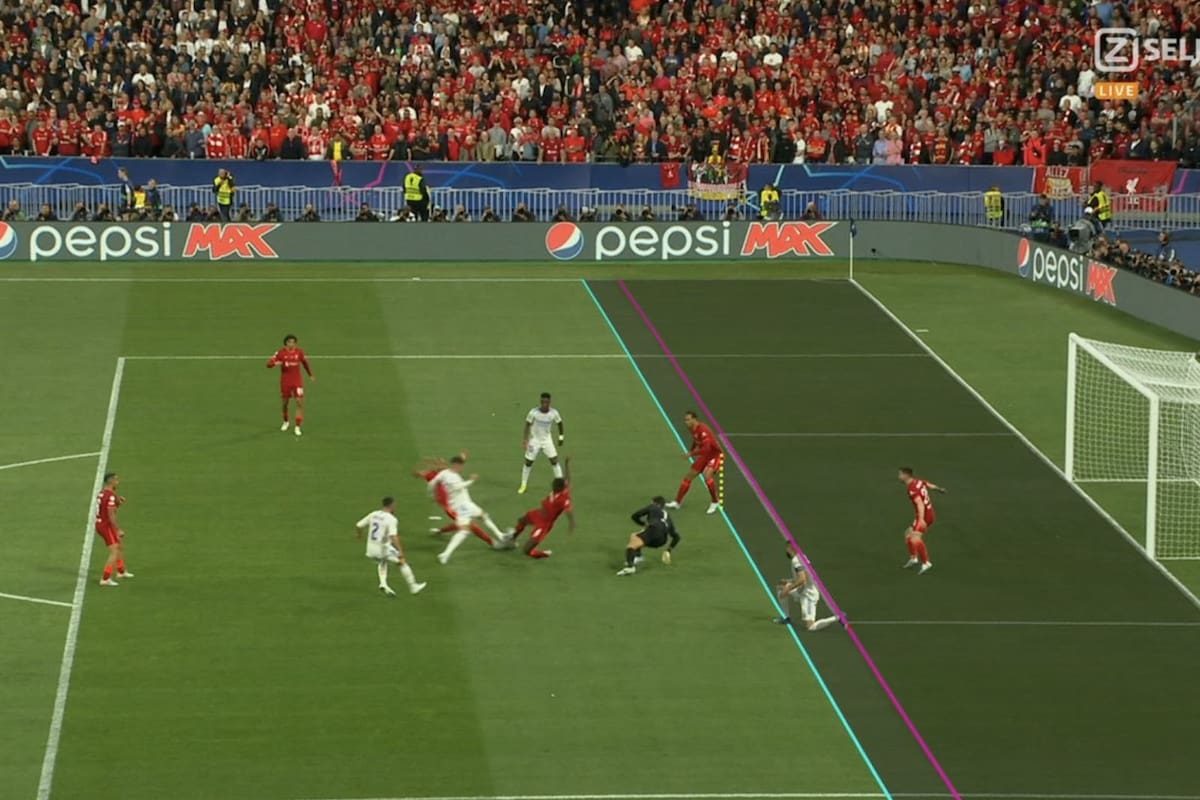 La imagen que muestra la posición adelantada de Benzema