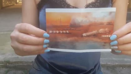 La imagen, que parece un montaje, fue compartida por la mujer en su entrevista
