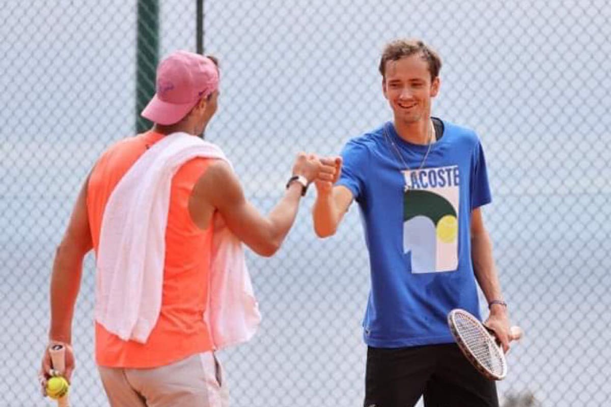 La imagen que preocupa en Montecarlo: tras ensayar juntos este lunes, el saludo de Rafael Nadal con Daniil Medvedev, que más tarde dio positivo por coronavirus.
