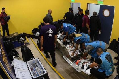 La imagen que recorrió el país: la requisa a River en el vestuario de Boca