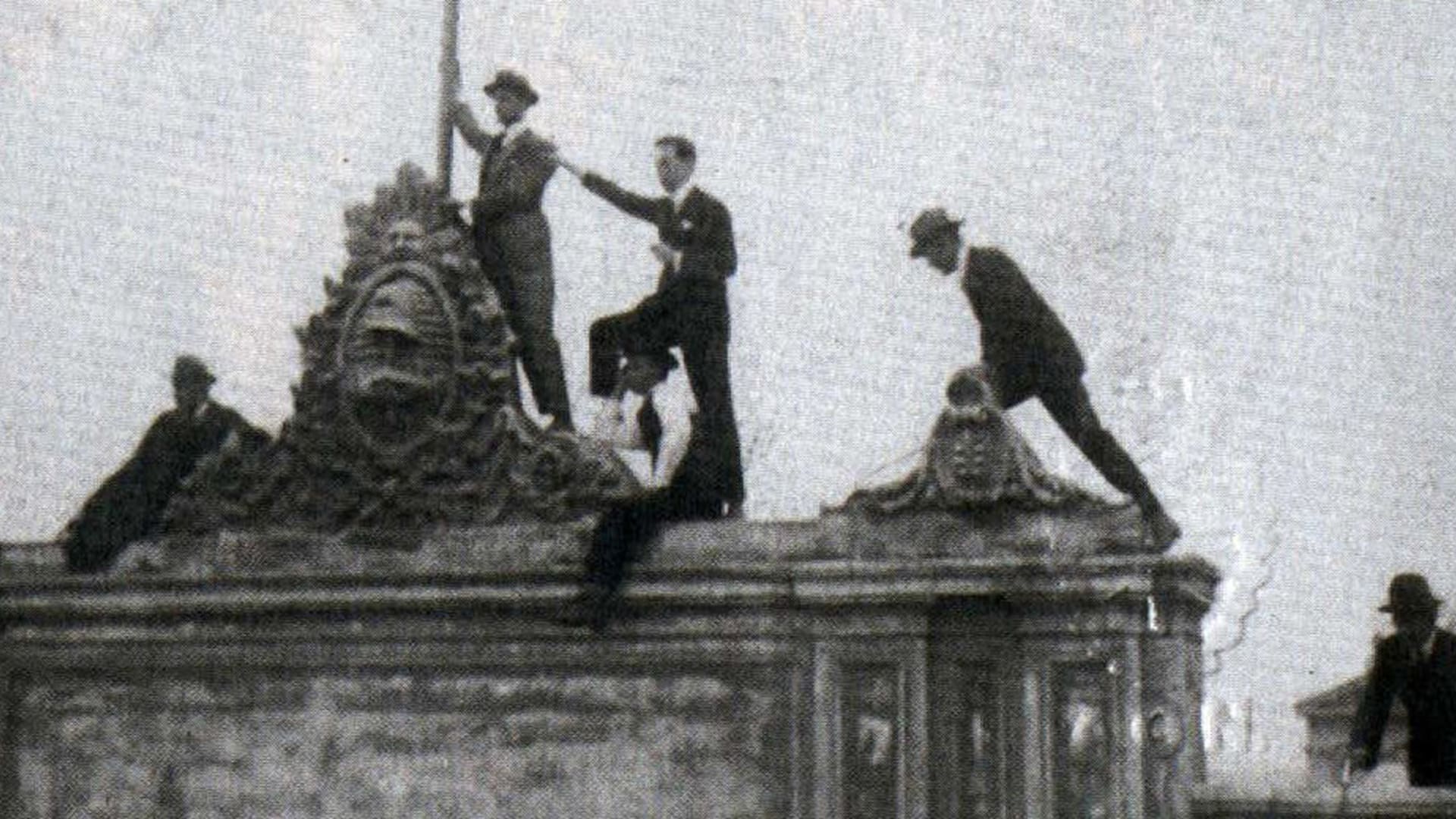 Los alumnos en el techo del Hospital de Clínicas, en 1918