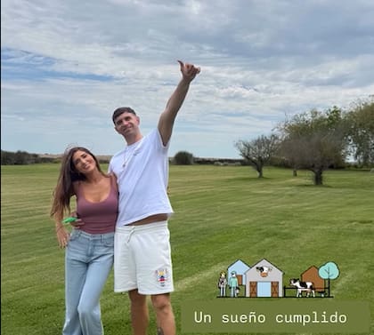 La imagen que subió Mandinha, junto con Emiliano Martínez cuando compraron la casa en Mar del Plata