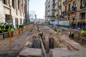 La imagen refleja las casas medievales que encontraron bajo el asfalto