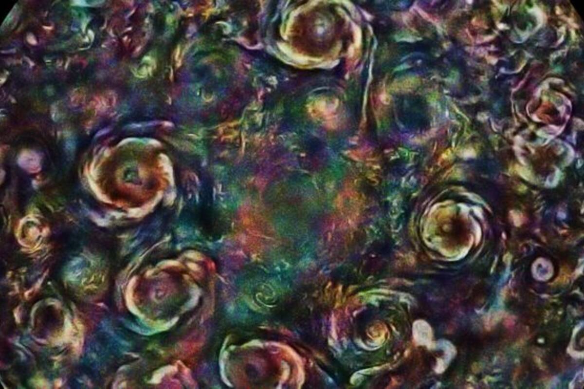 La imagen retocada con colores llamativos muestra varias tormentas en Júpiter