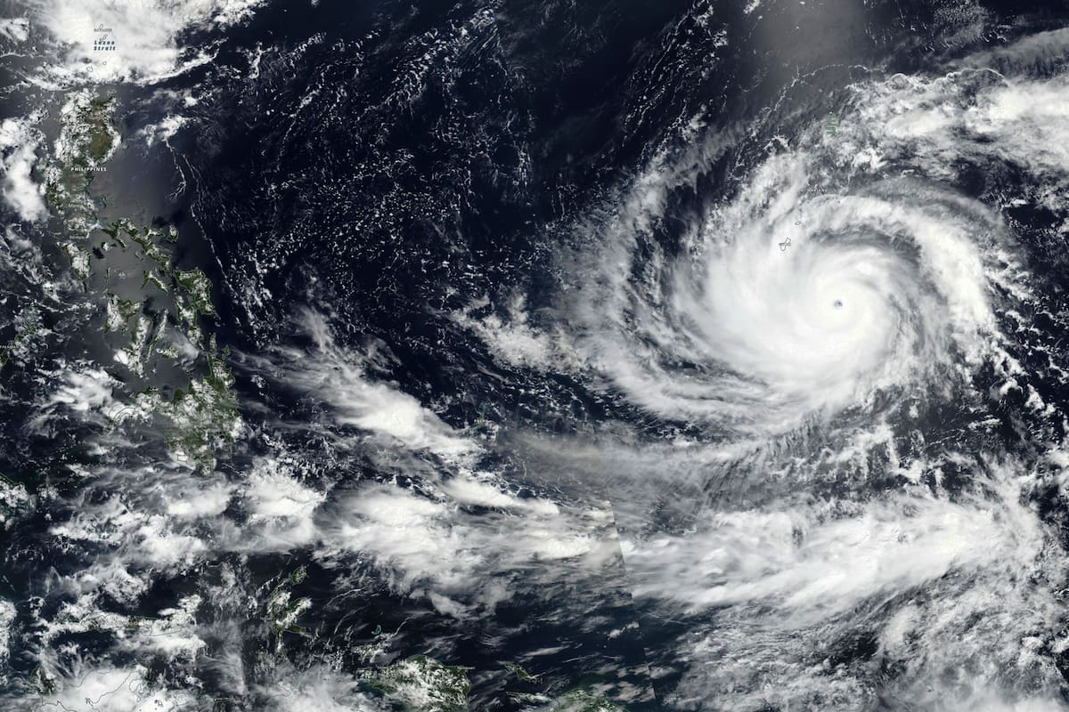 La imagen satelital muestra la dimensión del tifón Mawar, una poderosa tormenta que impacta la isla de Guam, territorio estadounidense en el Pacífico.