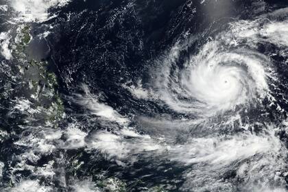 La imagen satelital muestra la dimensión del tifón Mawar, una poderosa tormenta que impacta la isla de Guam, territorio estadounidense en el Pacífico.