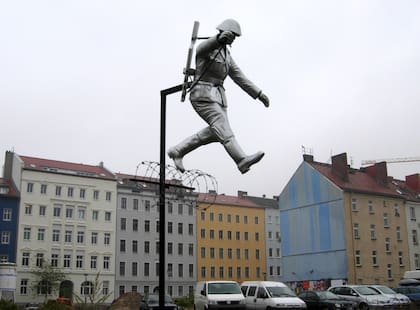 La imagen también fue llevada a una escultura. La obra, conocida como Mauerspringer (“El que salta el Muro”) reproduce a Schumann suspendido sobre el alambre de púas (Wikimedia)