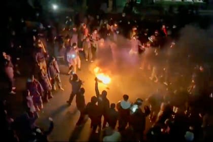 La imagen, tomada de un video que circuló por redes sociales, muestra a manifestantes bailando y aplaudiendo alrededor de una hoguera durante una protesta en las calles de Teherán, Irán, el 9 de enero de 2026, a pesar de la intensa represión gubernamental.