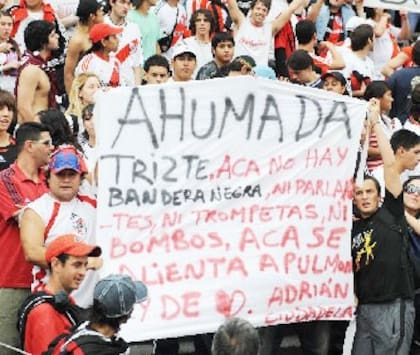 Una de las banderas que se desplegaron en el Monumental, tras la frase que marcó la carrera de Oscar Ahumada en River