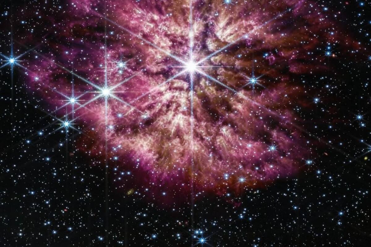 La impactante captura deslumbra por los tonos morados y brillantes, provocado por el gas y el polvo que arrojó el cuerpo celeste (Foto: Instagram/@nasa_es)