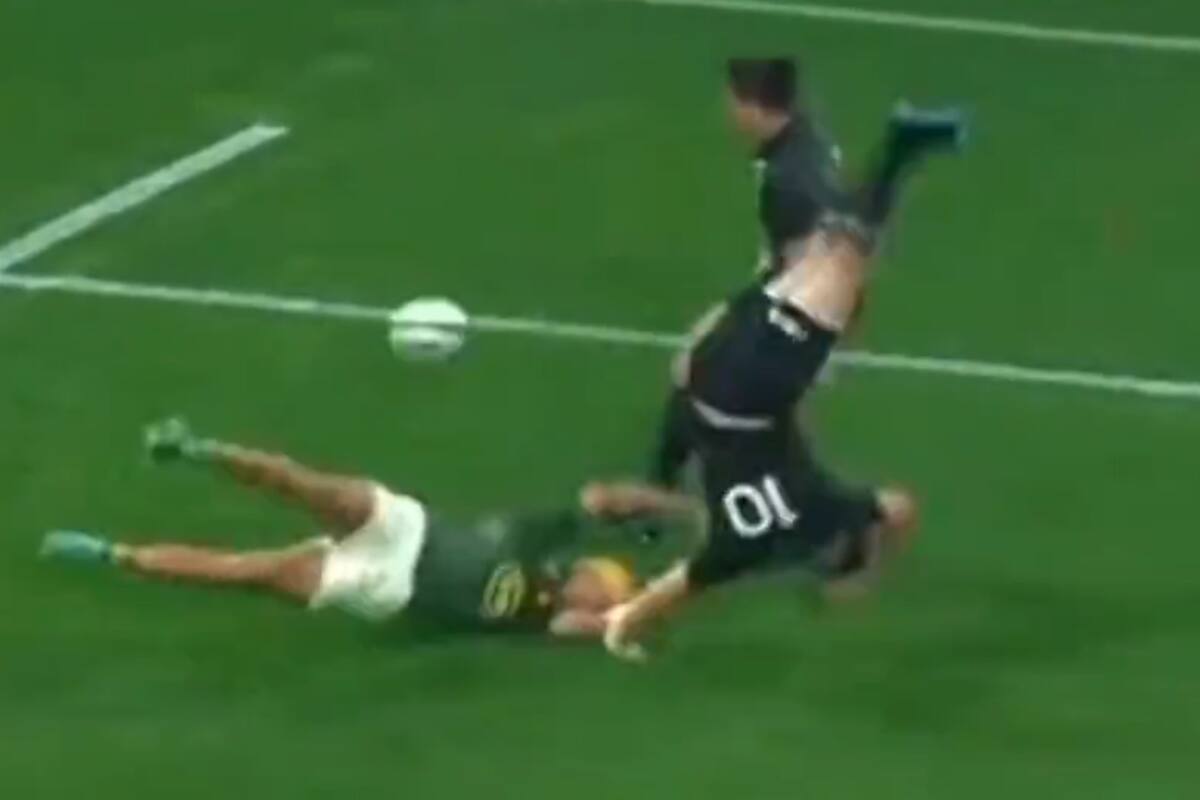 La impactante entrada de Kurt-Lee Arendse sobre Beauden Barrett, sobre el final del encuentro que Sudáfrica le ganó a Nueva Zelanda