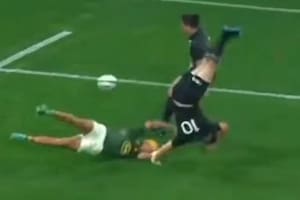 La impactante entrada de Kurt-Lee Arendse sobre Beauden Barrett, sobre el final del encuentro que Sudáfrica le ganó a Nueva Zelanda
