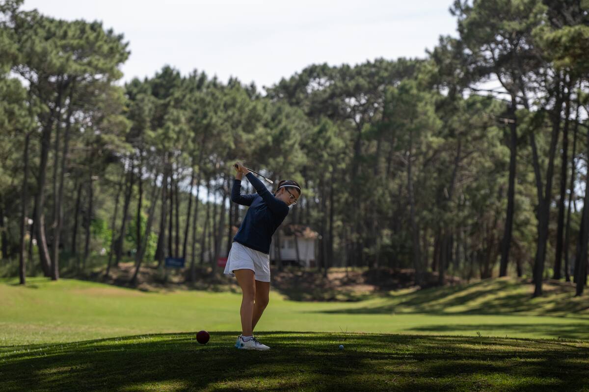 La impactante imagen en un tee de salida en Cariló: un escenario movilizador para grandes y chicos