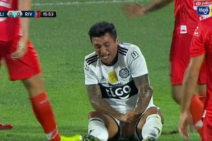 La impactante lesión en el codo que sufrió Tabaré Viudez en Olimpia de Paraguay.