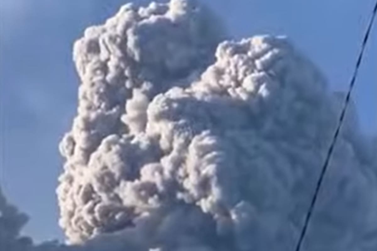 La impactante nube de cenizas que expulsó el volcán más activo de Indonesia