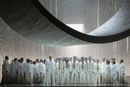 La impactante puesta de Nabucco, con la cinta de Moebius en primer plano