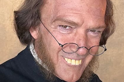 La impactante transformación de Antonio Banderas para uno de sus cinco personajes en la segunda parte de Paddington (Foto: Instagram @antoniobanderas)