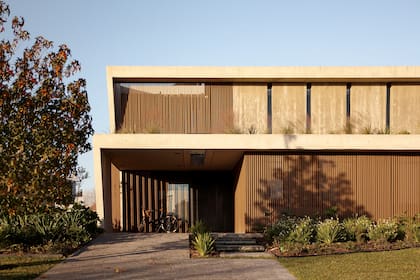 La implantación de la casa "Tamiz" tuvo en cuenta la orientación del sol, los vientos preponderantes, y buscó favorecer la iluminación natural y la ventilación cruzada de todos los espacios.