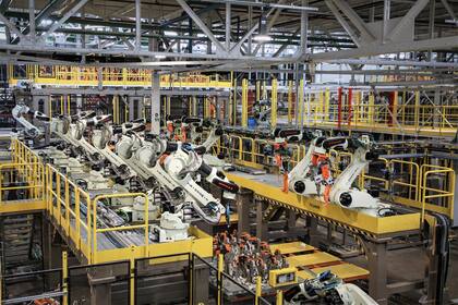 La implementación de cientos de robots en la planta tiene el fin de lograr una meta de cero soldaduras manuales en las operaciones principales.