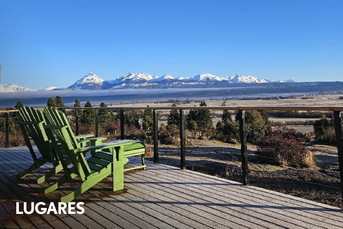 La imponente cordillera de los Andes, con el Trono de Nubes, desde la terraza del nuevo glamping.