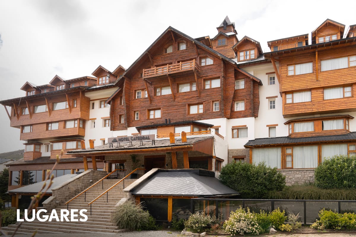 La imponente fachada del hotel ubicada en lo alto de la villa, con protagonismo de la madera