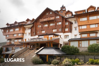 La imponente fachada del hotel ubicada en lo alto de la villa, con protagonismo de la madera