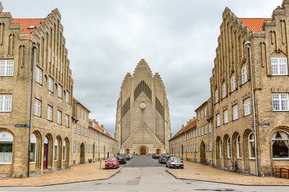 La imponente iglesia Grundtvig, una de las más famosas del país