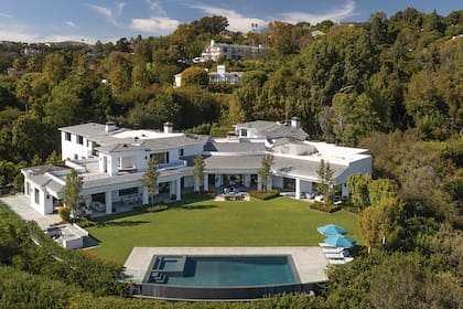 La imponente mansión en Bel-Air que compró con Ben Affleck hoy está a la venta por 60 millones de dólares.