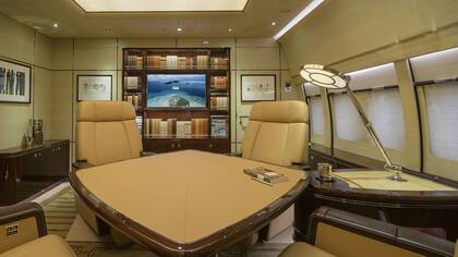 La imponente sala de reuniones montada en el interior del avión