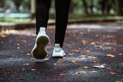 La importancia de caminar hacia atrás para reducir riesgos en nuestra salud