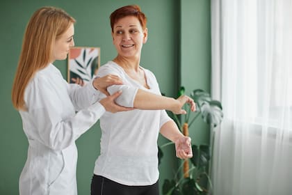 La importancia de evaluaciones médicas regulares se muestra como otro de los pilares fundamentales del envejecimiento saludable