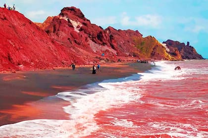 La impresionante playa "sangrienta" de la isla Ormuz, en Irán