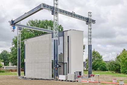 La impresora 3D más grande de Europa, fabrica un casa de dos plantas que es tres veces más resistente que una casa construida con bloques de cemento prefabricados.
