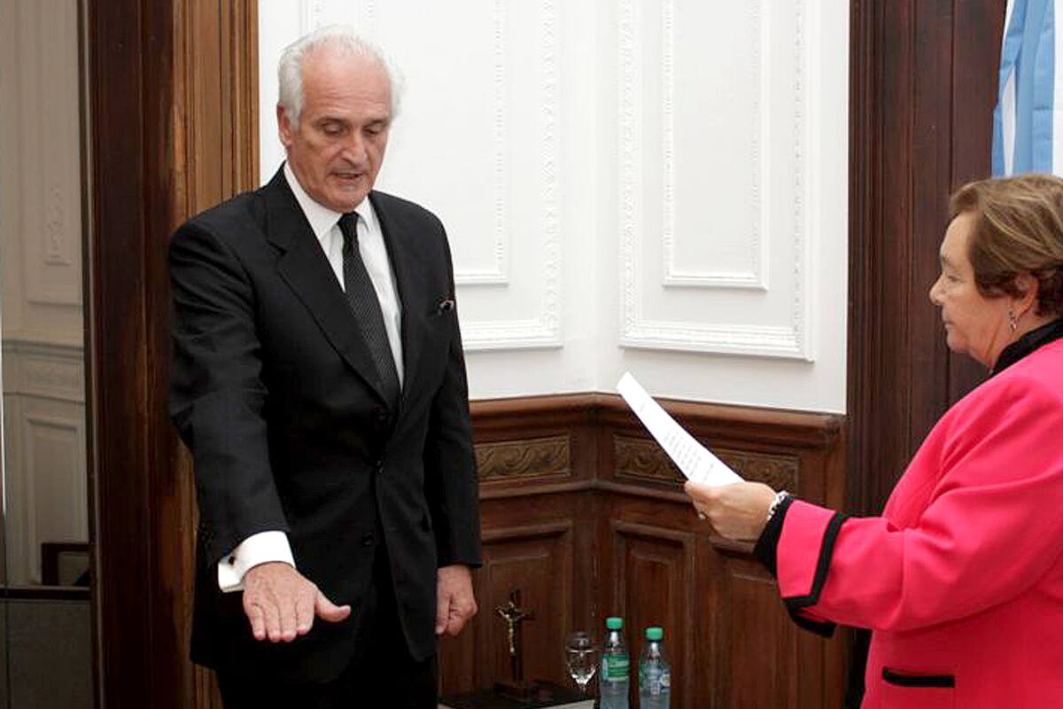 La impugnación a Carlos Cruz se fundamenta en su "inhabilidad moral" y en sus vínculos con el presidente del PJ porteño, Víctor Santa María