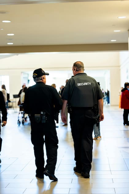 La impulsora de la medida pretende que los guardias de seguridad de California sean mejor remunerados