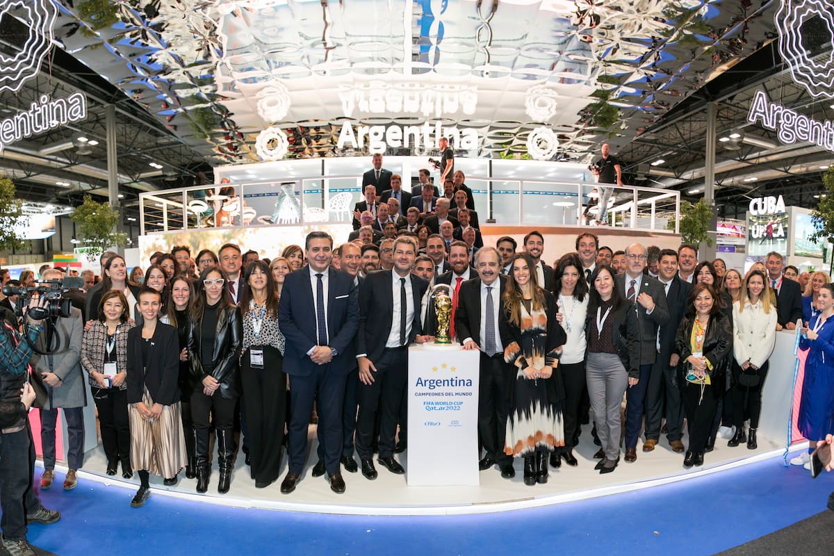 La inaguración del stand Argentino en la Feria Internacional de Turismo de Madrid (FITUR), a cargo del ministro Lammens, el embajador Alfonsín, con la presencia del gobernador Gutiérrez y el secretario ejecutivo del Inprotur, Ricardo Sosa