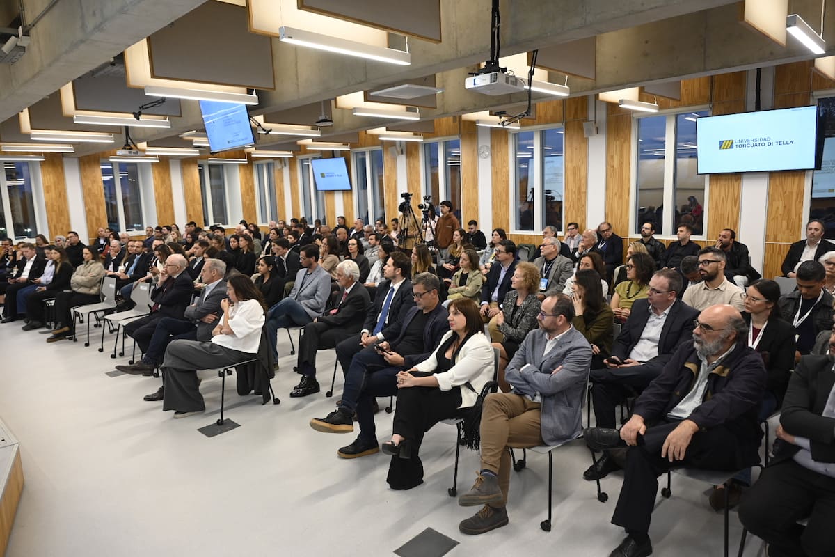 La inauguración de la conferencia se realizó en el Aula Magna del Campus de la Universidad Torcuato Di Tella ubicado en el barrio porteño de Núñez