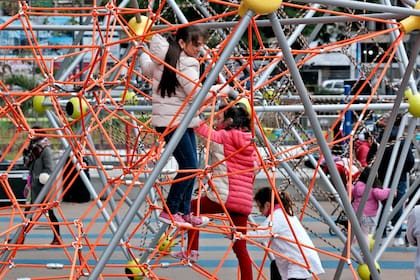 En la superficie, la plaza cuenta con juegos para chicos y canchas de fútbol, básquet y un skatepark.