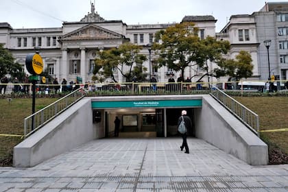 La nueva boca de entrada y salida a la línea D del subte, estación Facultad de Medicina, que desemboca directo en el primer subsuelo de la plaza