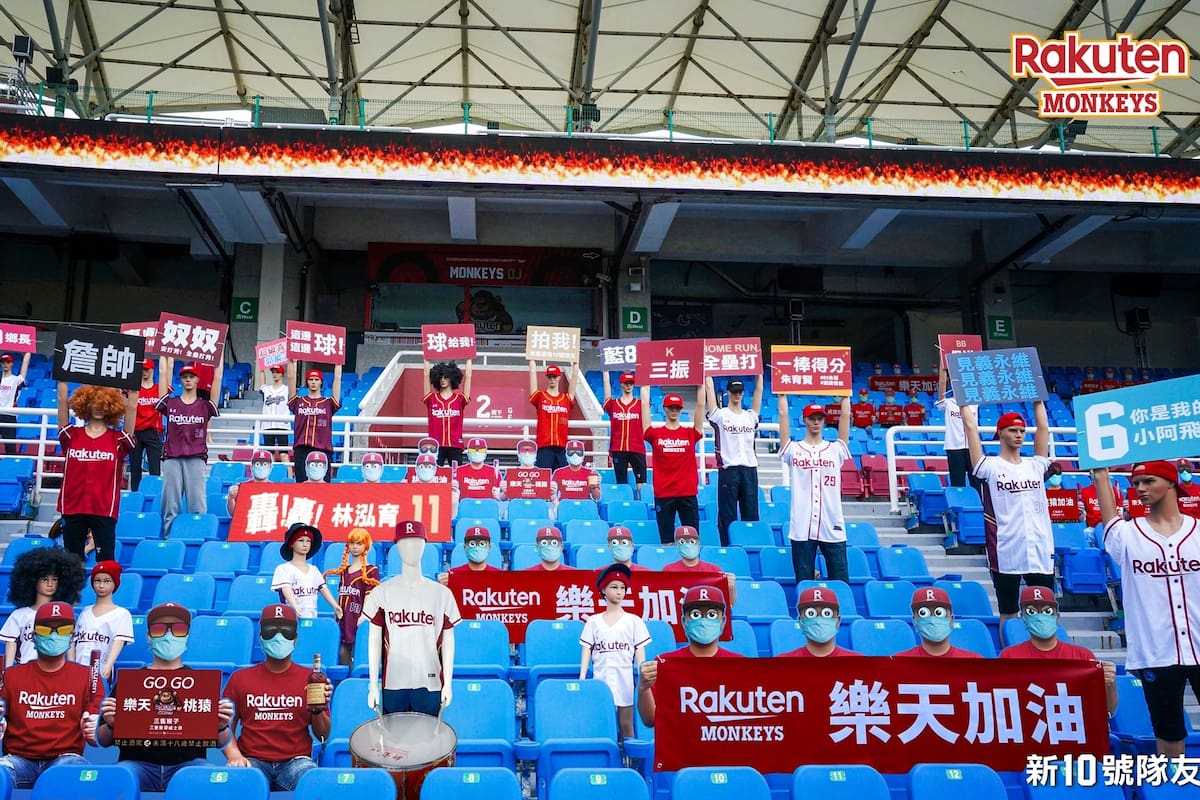 La inauguración de liga profesional de béisbol en China llamó la atención mundial por los robots y maniquíes en las tribunas