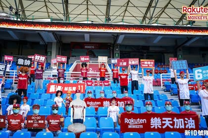 La inauguración de liga profesional de béisbol en China llamó la atención mundial por los robots y maniquíes en las tribunas