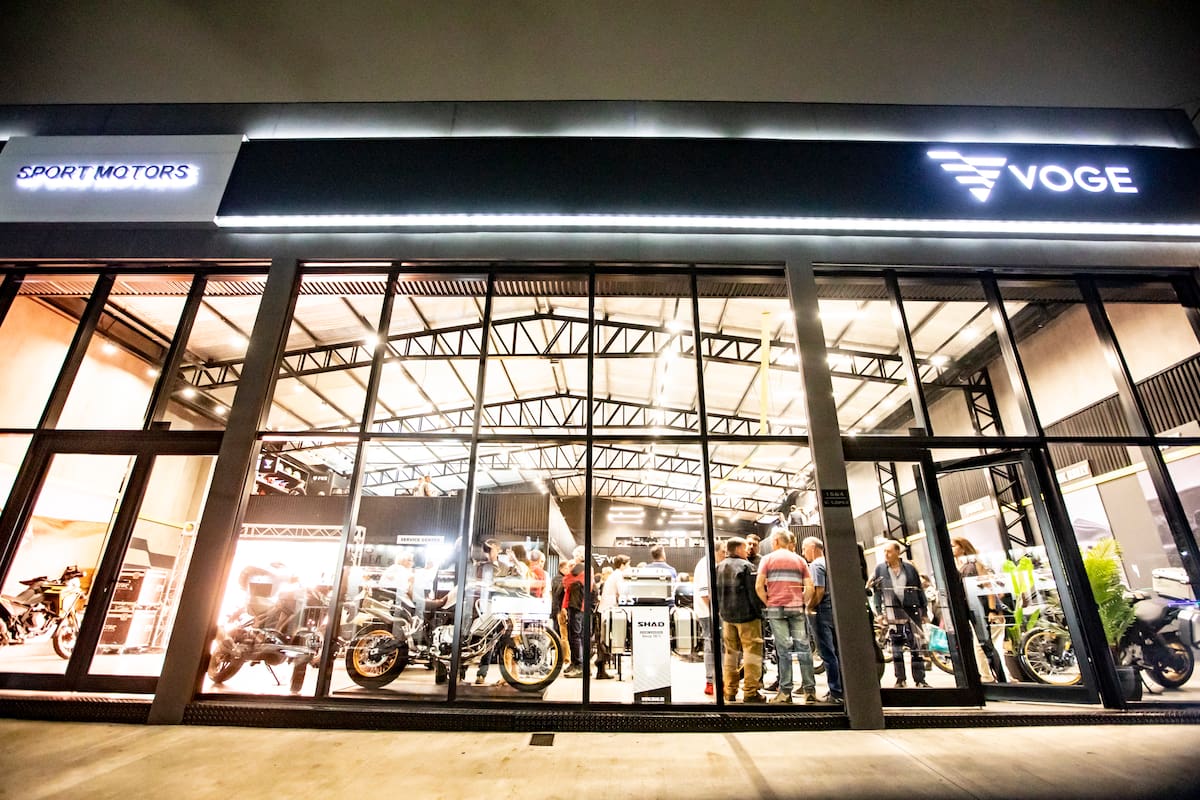 La inauguración de un impactante local en Quilmes marca un nuevo paso para Voge en el país.