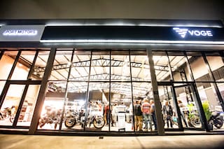 Abren uno de los concesionarios de motos más grandes de la región