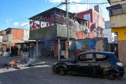 La incidentes se registraron frente a la casa del sospechoso del crimen, un adolescente de 16 años que está prófugo