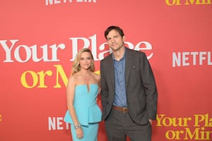 La "incómoda" foto que se sacaron Reese Witherspoon y Ashton Kutcher en el estreno de Tu casa o la mía que se volvió viral