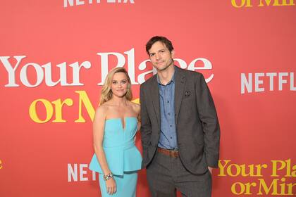 La "incómoda" foto que se sacaron Reese Witherspoon y Ashton Kutcher en el estreno de Tu casa o la mía que se volvió viral