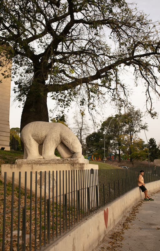 La inconclusa fuente del Oso Polar, cuyo modelo original en barro fue diseñado por Roberto Viola. Explanada del museo Caraffa.